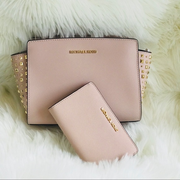 Michael Kors Handbags - ♦️SOLD♦️ Michael Kors Selma Messenger Wallet Set